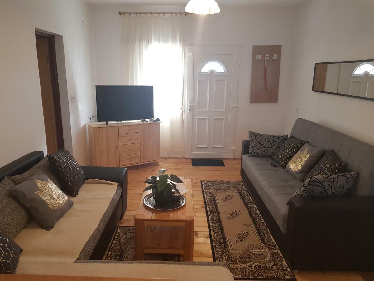 Apartmani Andrej Udbina Luaran gambar