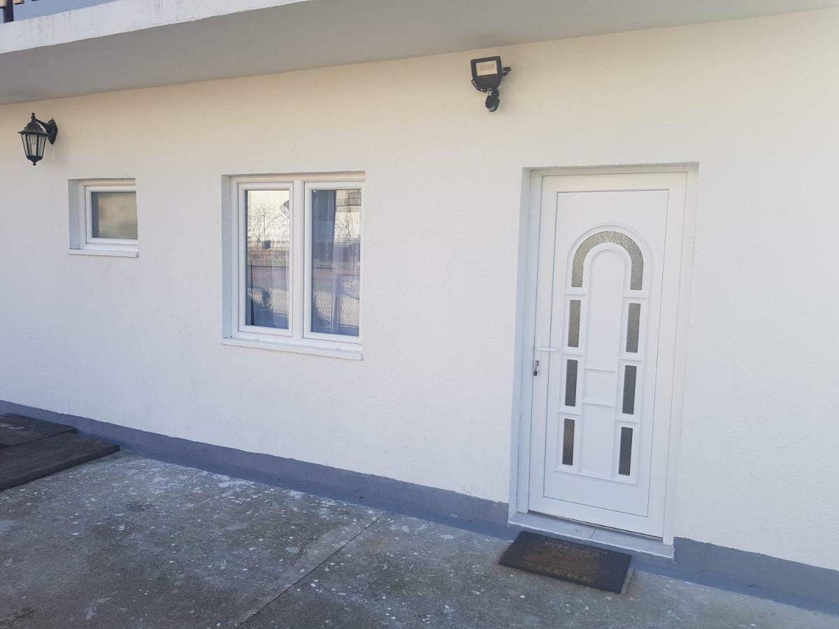 Apartmani Andrej Udbina Luaran gambar